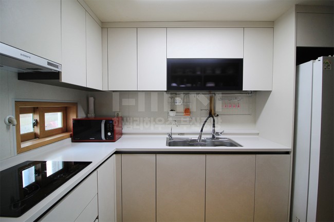 금정구 구서벽산메가트리움 아파트 인테리어 은은한 아이보리 색상으로 따뜻한 주방 리모델링