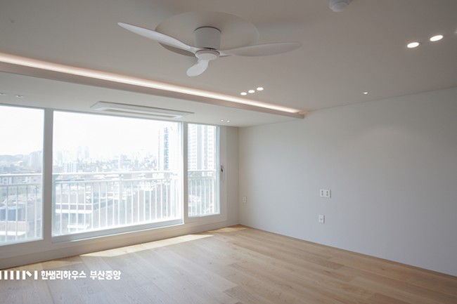 부산광역시 금정구 금정산 쌍용예가1차, 무몰딩 무문선 히든도어로 미니멀 아파트 인테리어