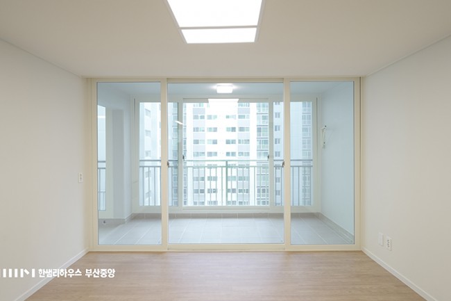 부산 사상구 주례한일유앤아이 22평, 신혼부부의 따뜻한 화이트 아파트 리모델링